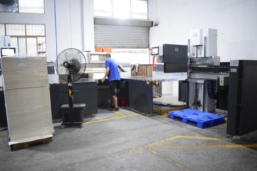 GUANGZHOU YM PACKAGE PRODUCTS CO.,LTD. linha de produção do fabricante