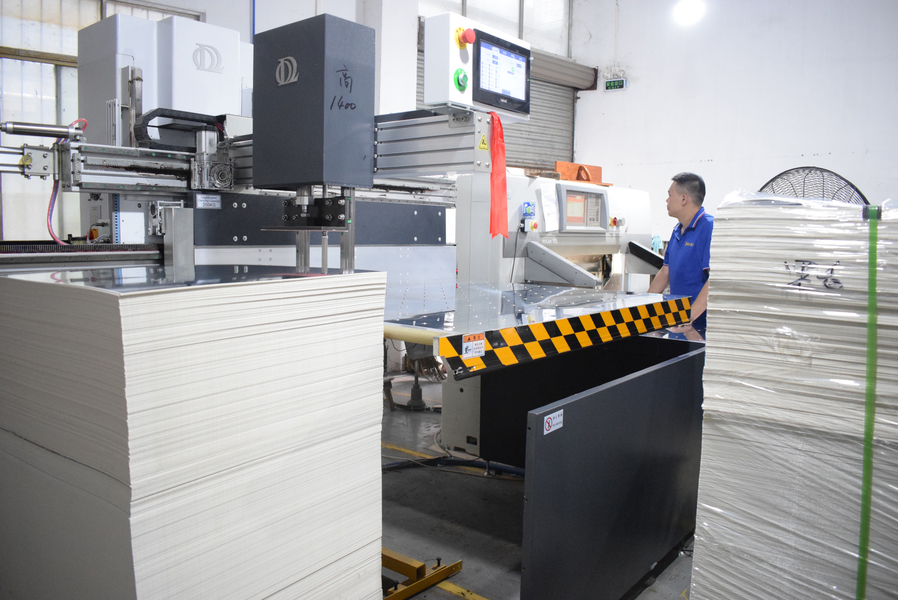 GUANGZHOU YM PACKAGE PRODUCTS CO.,LTD. linha de produção do fabricante
