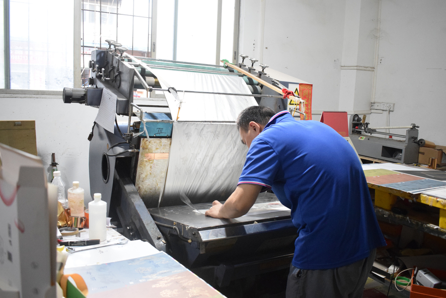 GUANGZHOU YM PACKAGE PRODUCTS CO.,LTD. linha de produção do fabricante