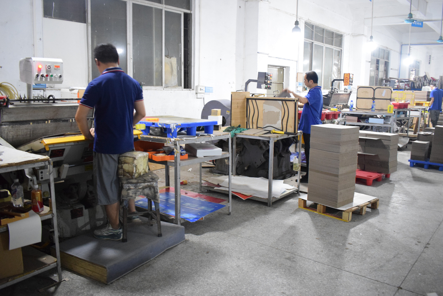 GUANGZHOU YM PACKAGE PRODUCTS CO.,LTD. linha de produção do fabricante