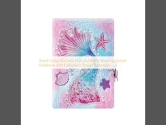 Cenário de uso de viagem Notebook de capa dura espiral de alta durabilidade com técnica de design em relevo