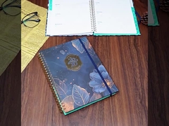 A arte da reflexão diária: Um caderno manuscrito para pensamentos e lembranças